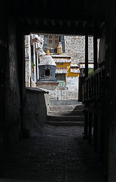 045 A corner in Sera Monastery.jpg